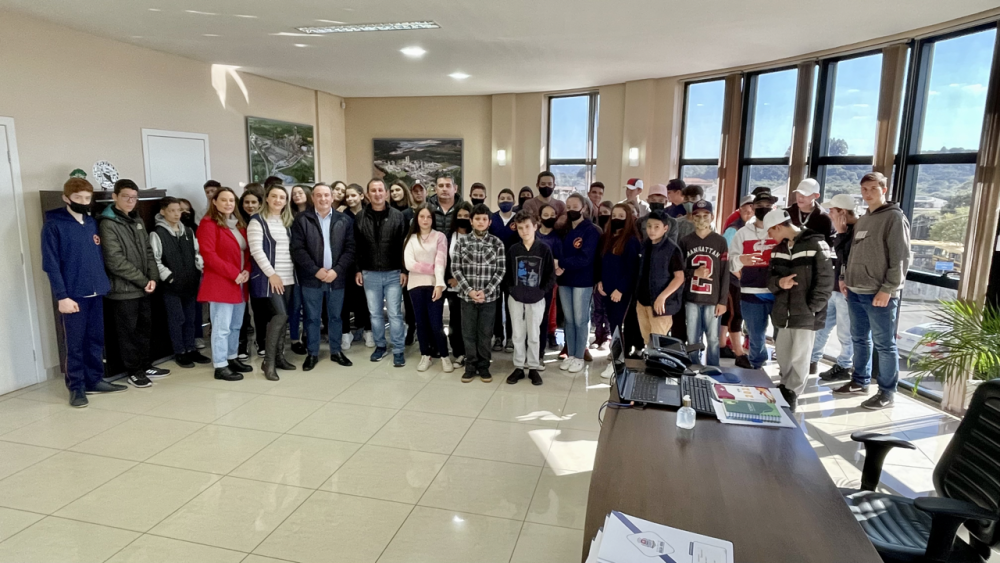 Alunos visitam Poderes Municipais em Balsa Nova