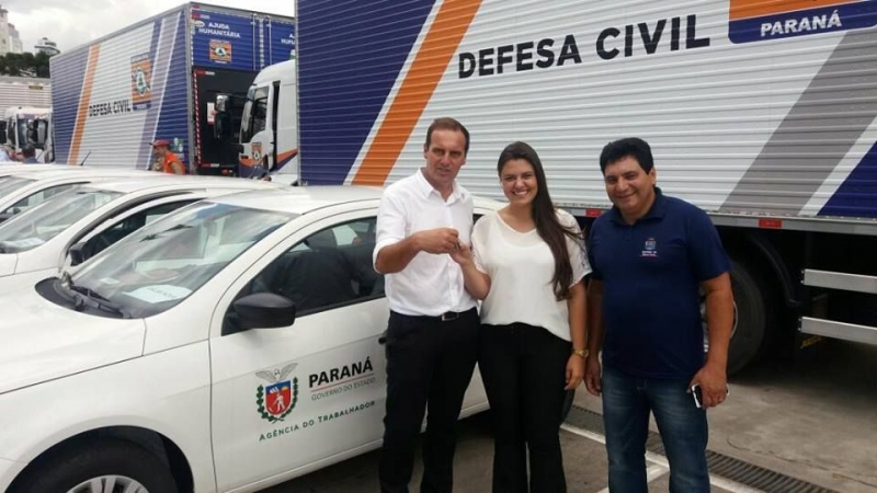 Prefeito em exercício Marcos Durau recebe veículo
