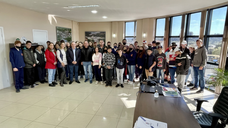 Alunos visitam Poderes Municipais em Balsa Nova