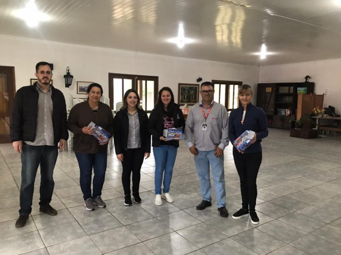 POSTO COOPERCARGA REALIZA DOAÇÃO DE CHOCOLATES PARA CRIANÇAS E ADOLESCENTES DE OFICINAS EM BALSA NOVA