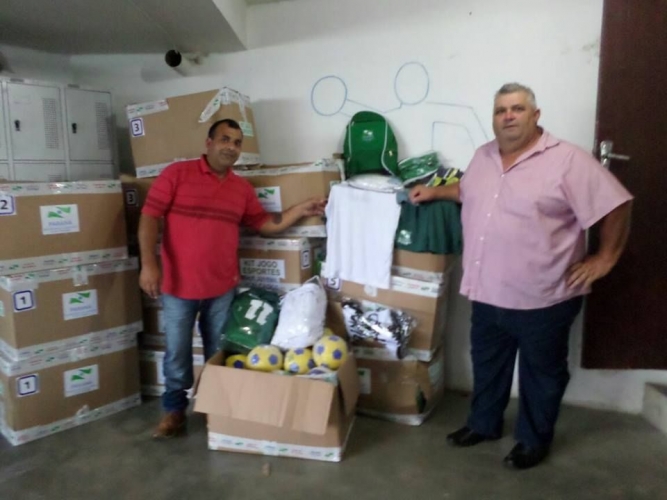 Balsa Nova recebe kits esportivos