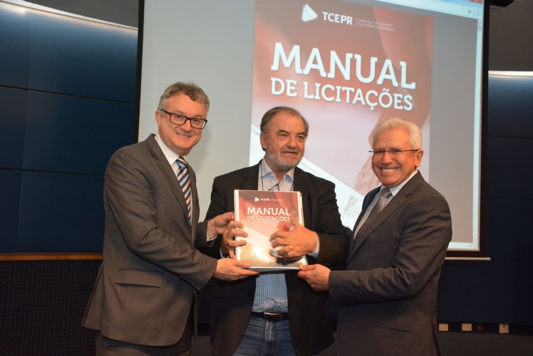 Prefeito Luiz Costa participa de lançamento do Manual de Licitações