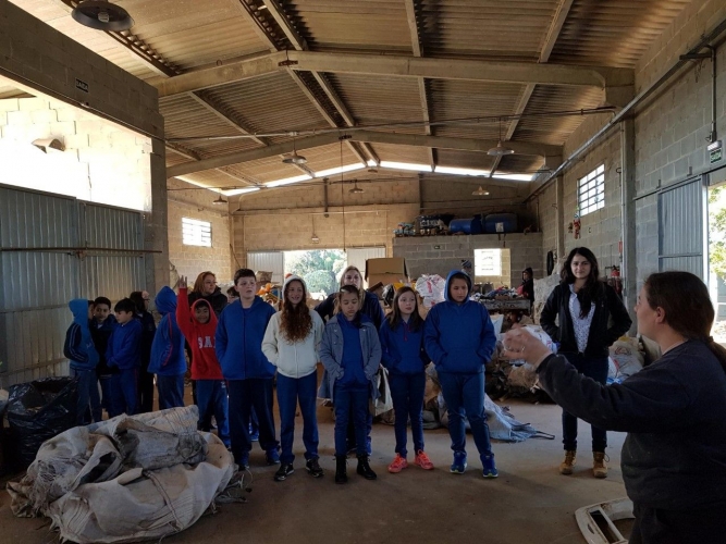 Alunos da Escola Municipal Boleslau Liana participaram de uma visita monitorada ao aterro sanitário de Balsa Nova